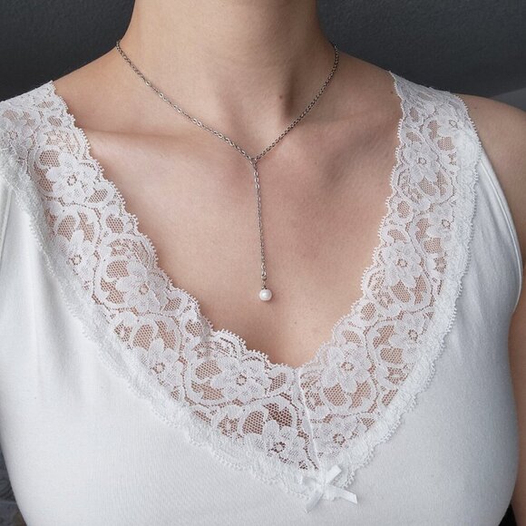 Classic & elegant silver pearl necklace with a small silver chain - Picture 3 of 8